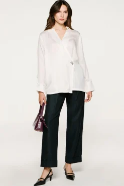 Selected Blusas-Blusa gola V com detalhe metálico Branco