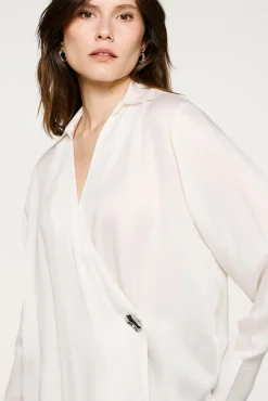 Selected Blusas-Blusa gola V com detalhe metálico Branco