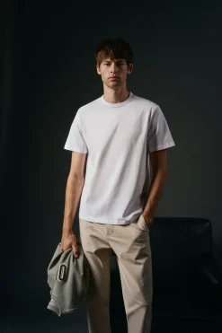 OOTO T-Shirts-Camiseta básica com bordado de avião Branco