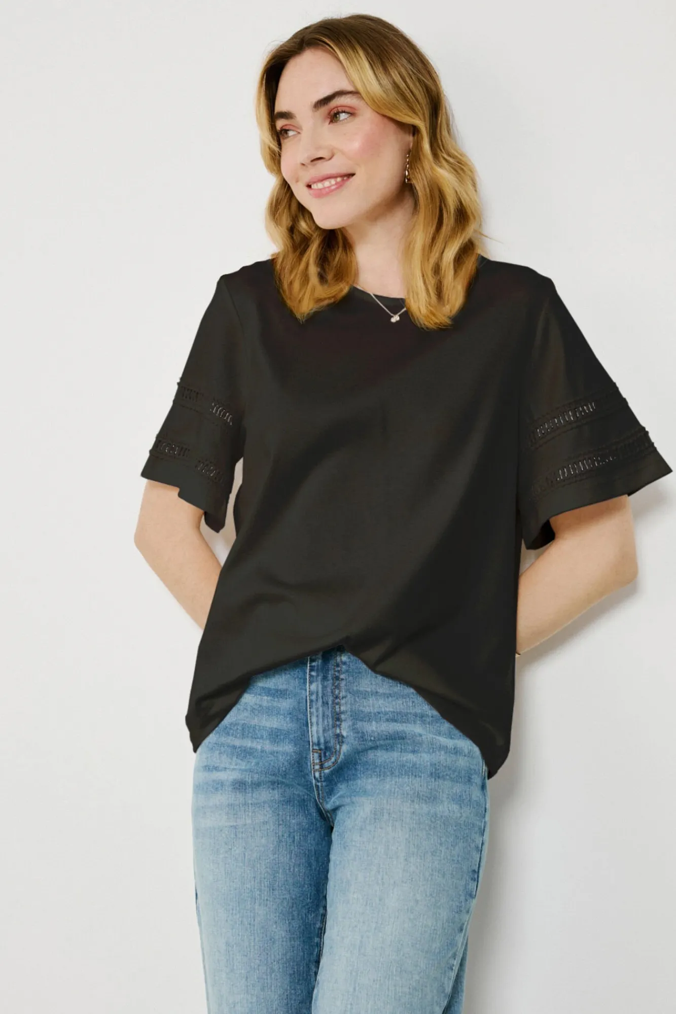 Vila T-Shirts-Camiseta de algodão orgânico com vazados Preto