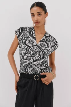 Cortefiel T-Shirts-Camiseta estampada com decote em bico franzido Impress&atilde;o