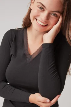 Gisela T-Shirts-Camiseta térmica escote pico preto