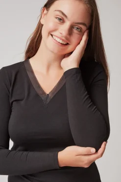 Gisela T-Shirts-Camiseta térmica escote pico preto