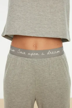 Trendyol Pijamas-Conjunto de pijama canelado com detalhes em elástico e frase na cor cinza cinzento
