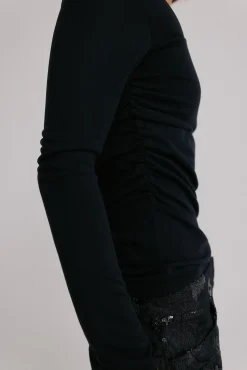 Hoss Intropia T-Shirts-Magnolia. Top decote assimétrico Preto