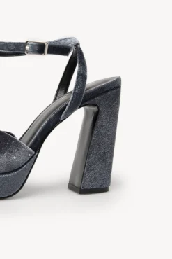 Hoss Intropia Saltos-Maia. Sandália de salto de veludo Cinzento