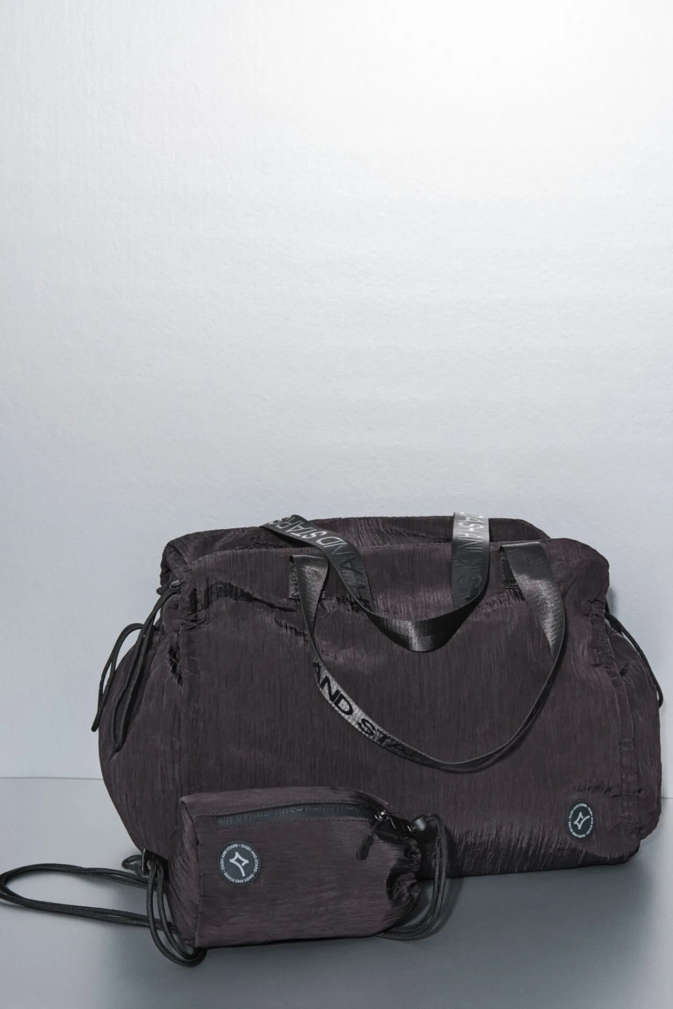 Dash and Stars Malas-Mala de viagem de nylon acetinado preto