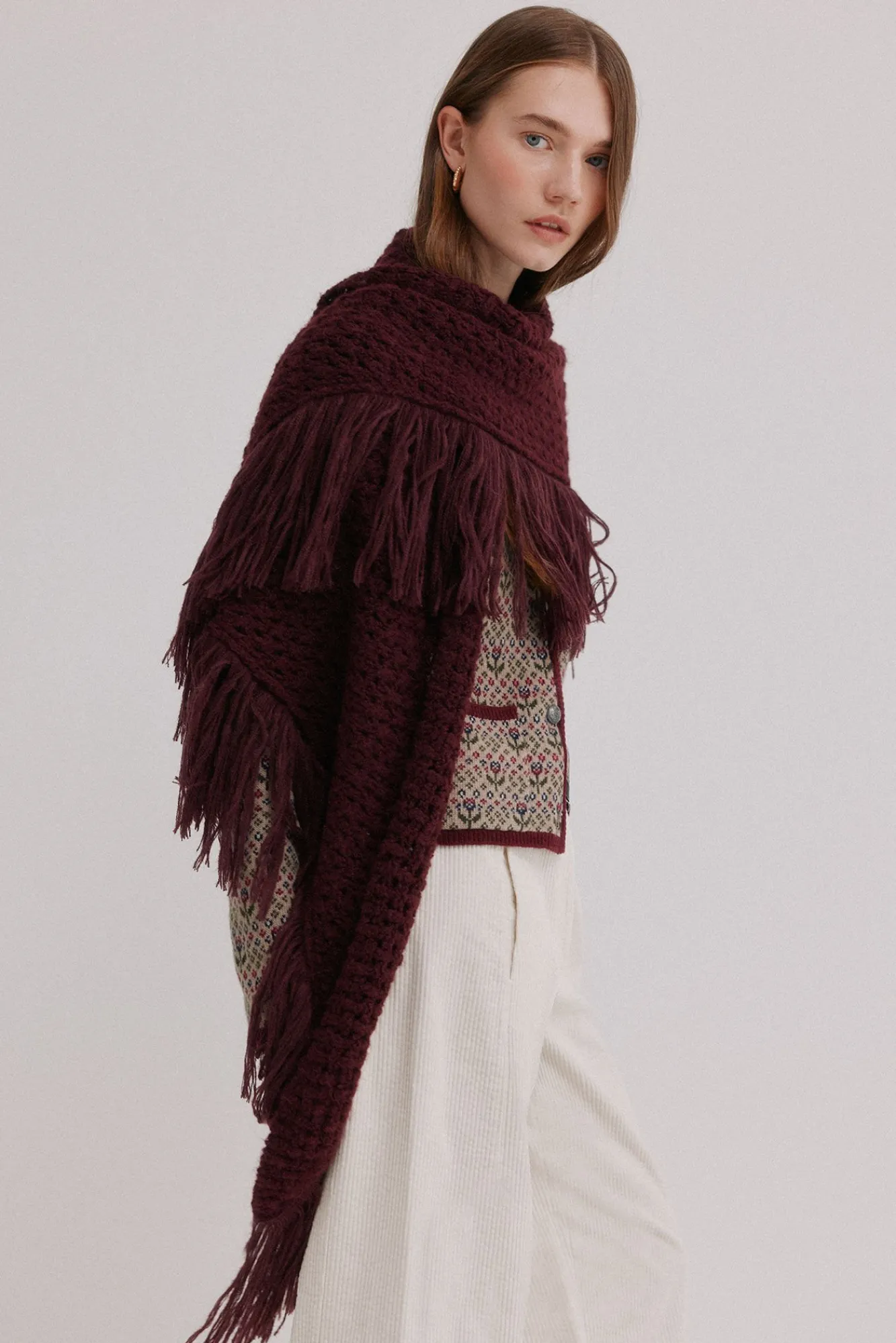 Hoss Intropia Sobretudos-Neves. Xale com franjas vazadas Granada