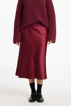 Selected Saias-Saia midi fluida confecionada com materiais reciclados. Granada