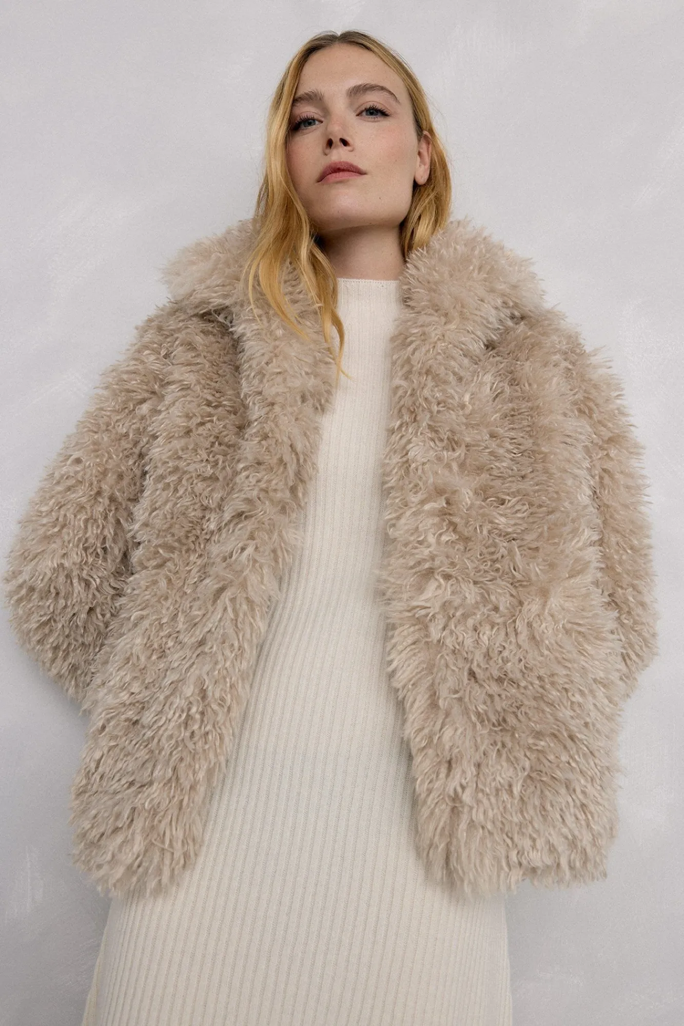 Pedro del Hierro Casacos-Sobretudo efeito pelo cacheado Beige