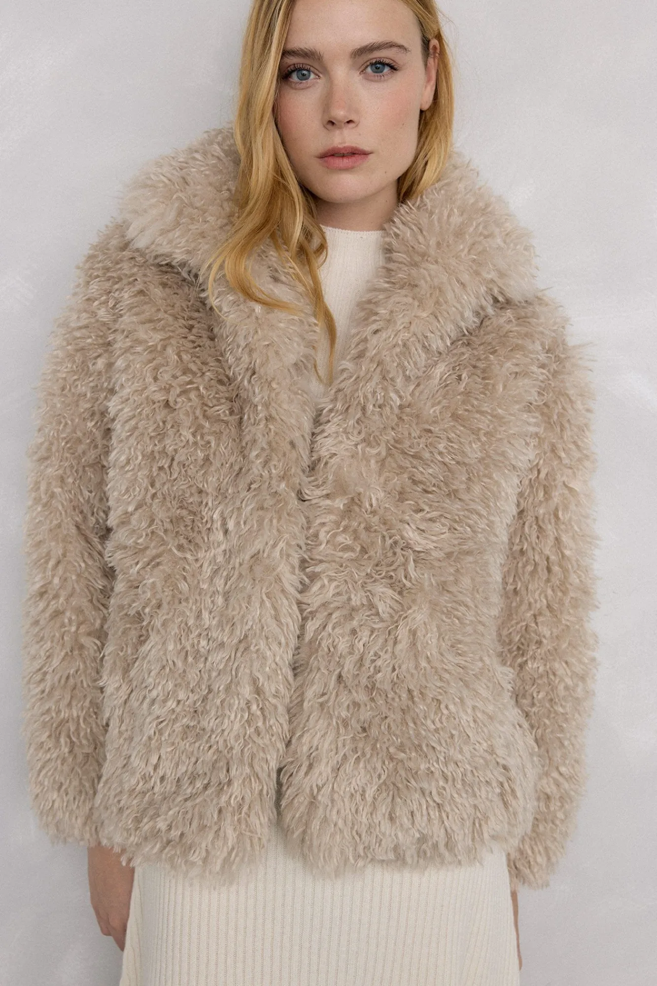 Pedro del Hierro Casacos-Sobretudo efeito pelo cacheado Beige