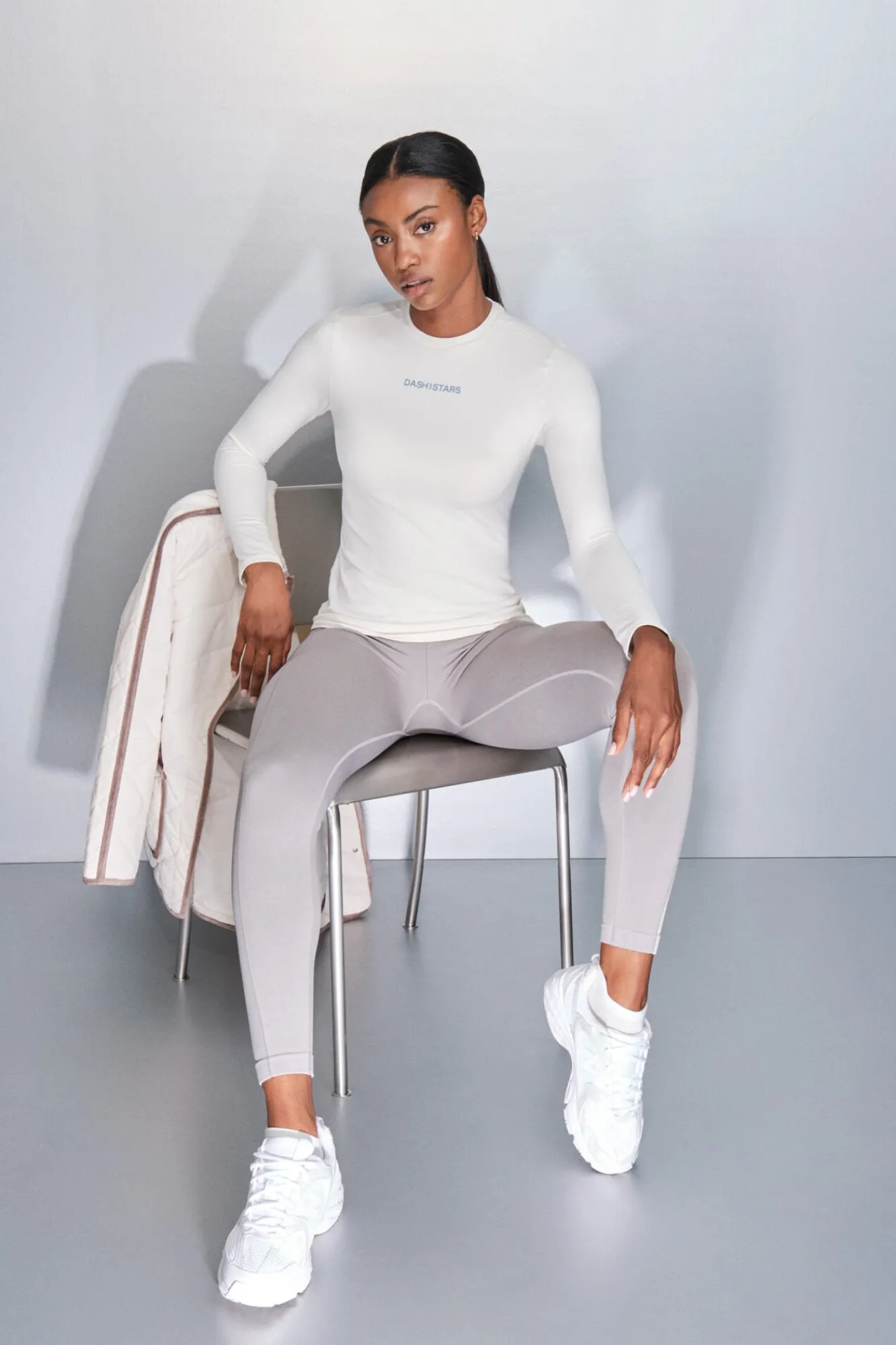 Dash and Stars T-Shirts-T-shirt branca de manga manga beige