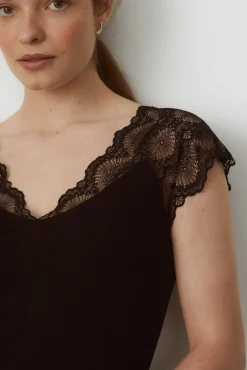 Vila T-Shirts-T-shirt canelada com renda Preto