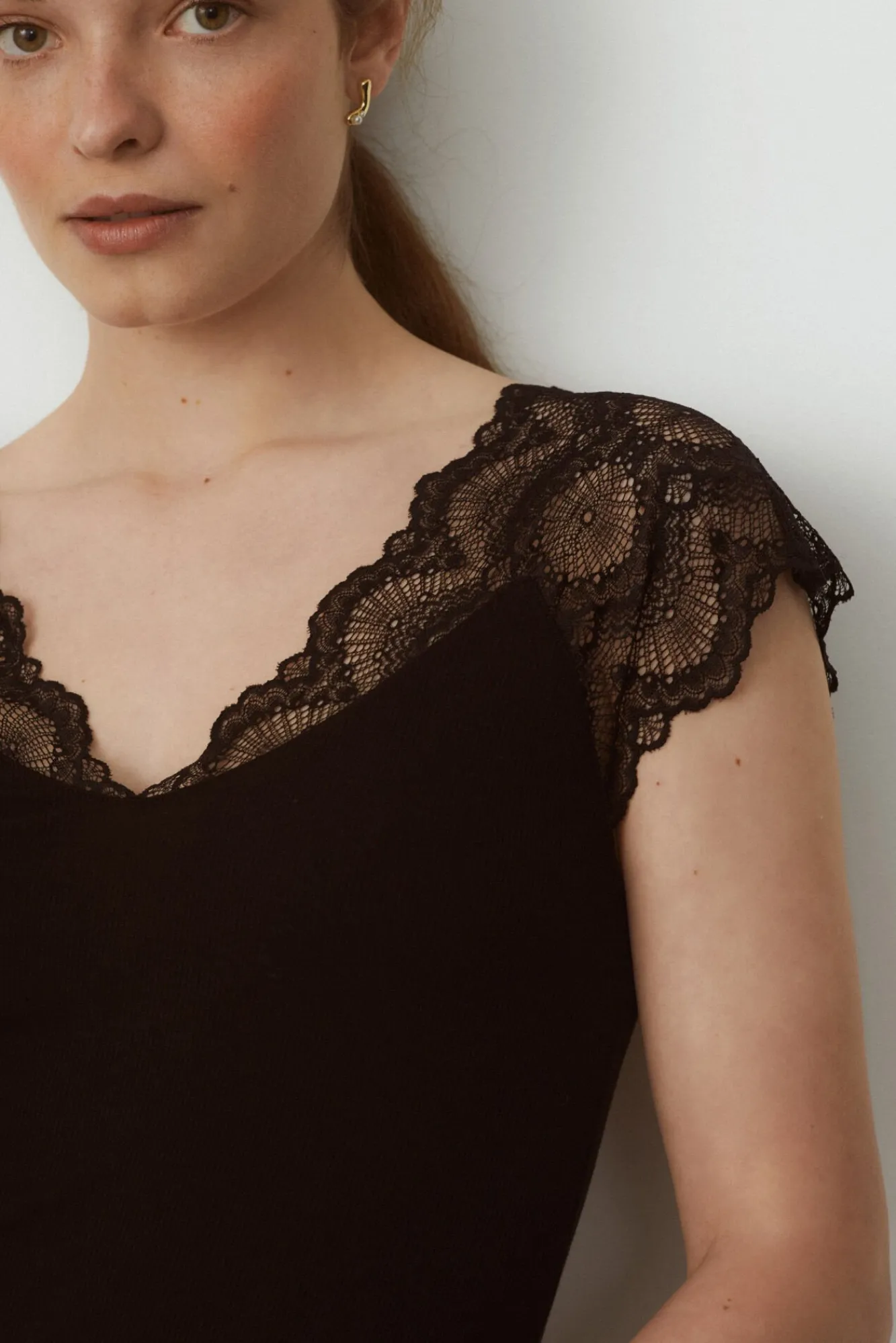 Vila T-Shirts-T-shirt canelada com renda Preto