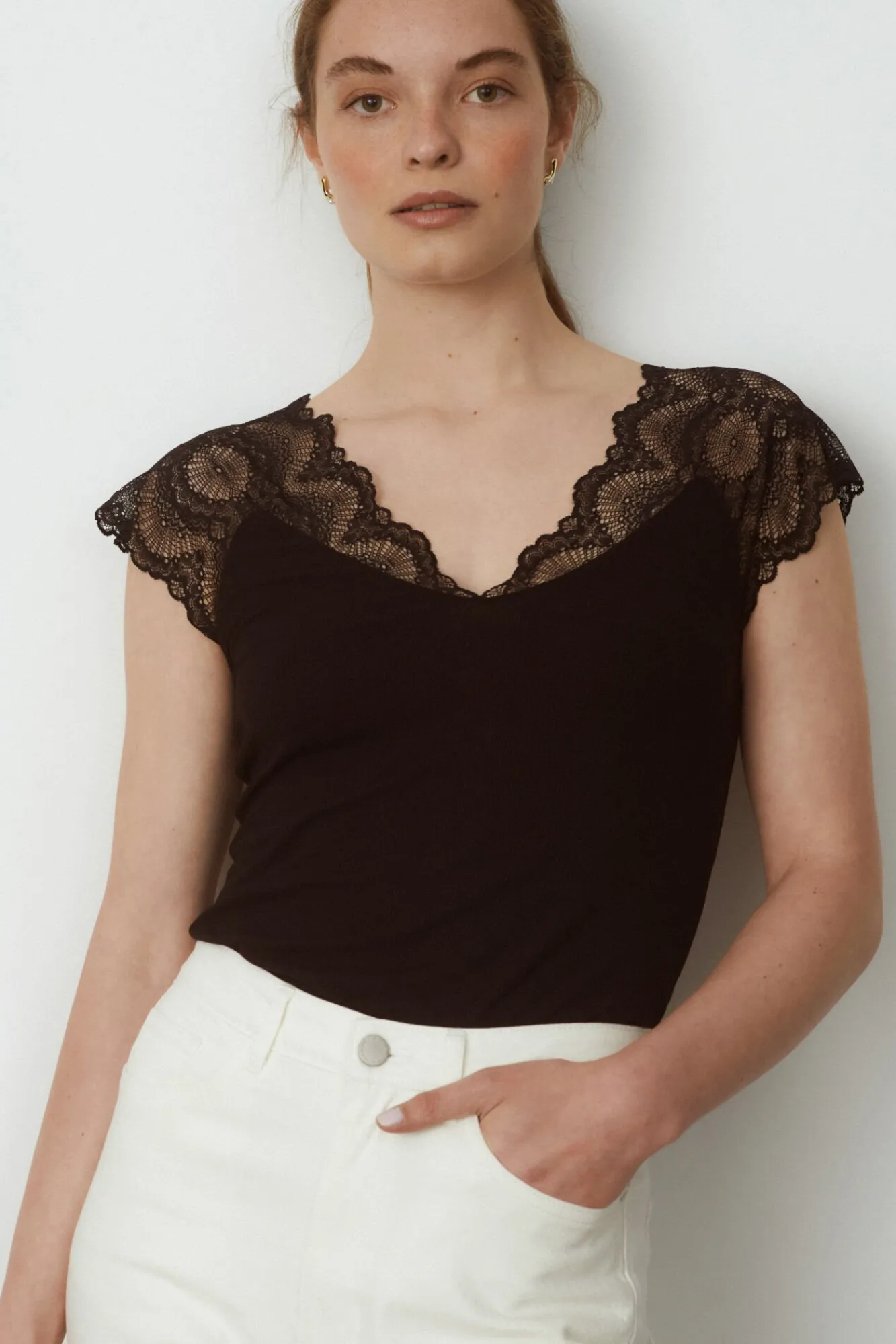 Vila T-Shirts-T-shirt canelada com renda Preto