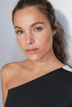 Dash and Stars T-Shirts-T-shirt com decote assimétrico bicolor preto